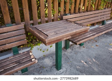 A pair of benches with a shared table sits along the pedestrian street like a small island of pause. Cean lines, smooth surfaces, and a practical layout made for quick coffees, quiet conversations, or a moment to rest bags and thoughts.  