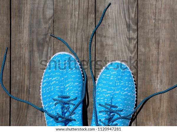 loose shoelaces