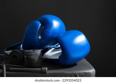 guantes de boxeo. guantes de boxeo de cuero. fondo de accesorios de boxeo. equipo de boxeo. azul.