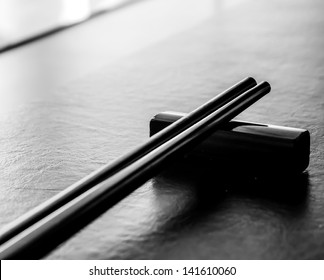 Paar Stäbchen im japanischen Restaurant