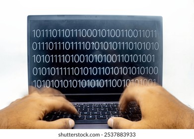 Um par de mãos rapidamente digitando em um teclado de notebook com código binário exibido na tela, simbolizando codificação em ritmo acelerado ou hacking. Perfeito para conceitos de tecnologia, programação ou dados