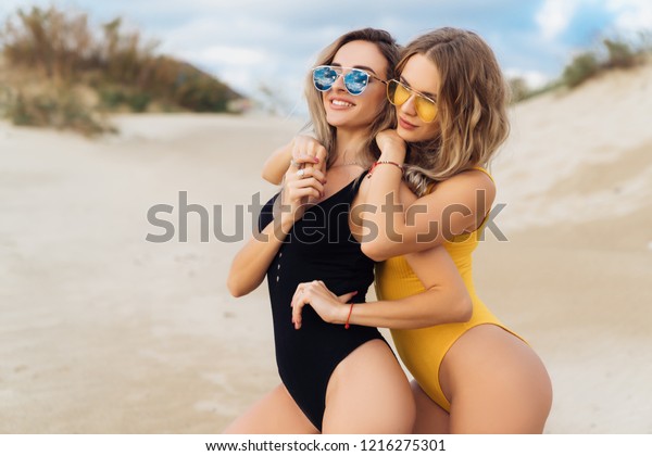 Suchen Sie Nach Ein Paar Modelle In Gelb Und Stockbildern In Hd Und Millionen Weiteren Lizenzfreien Stockfotos Illustrationen Und Vektorgrafiken In Der Shutterstock Kollektion Jeden Tag Werden Tausende Neue Hochwertige Bilder Hinzugefugt