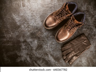 botas de vaquero y sombrero sobre Foto de stock 1669504390 | Shutterstock