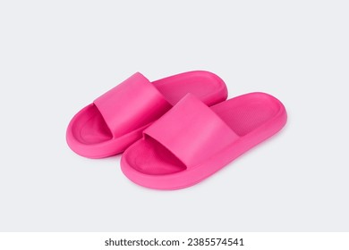 un par de sandalias rosas en un fondo blanco