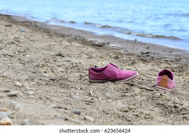 82 Abandoned Sneakers At Beach Images, Stock Photos & Vectors ...
