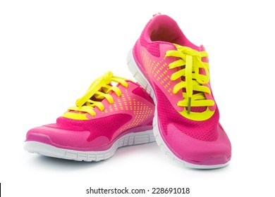 Пара розовых спортивных туфель на белом фоне