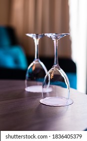 Pareja de copas de vino boca abajo en la mesa del hotel, servicio de habitaciones