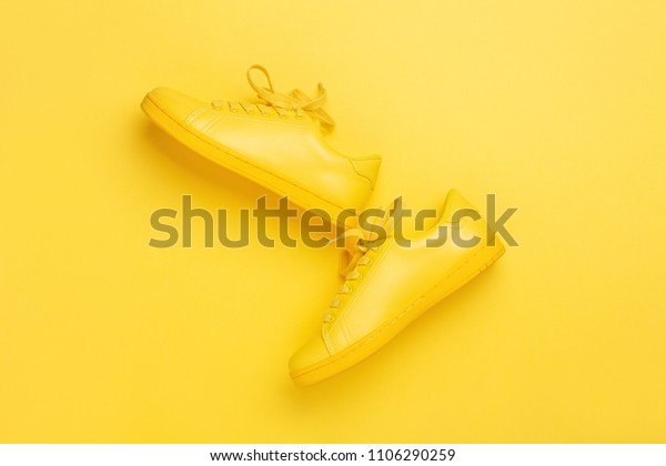 黄色い背景に黄色の靴 トレンディ夏色 モノクロ画像 コピースペース ヒップスターのコンセプト の写真素材 今すぐ編集