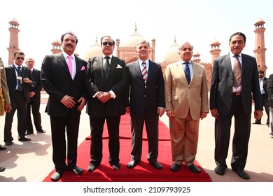 Pakistan - 31 March, 2010: President Abdullah Gul Took Photos In Front Of Badshahi Mosque With Pakistani President Asif Ali Zardari And Pakistan State Authorities.