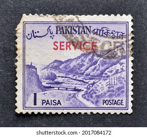 PAKISTAN - CIRCA 1961 : Cancelled postage stamp printed by Pakistan, that shows Khyber pass, circa 1961.