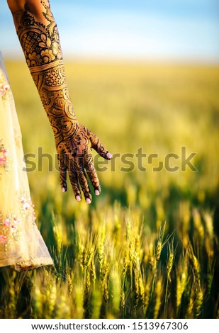 Pakistani Indian bride showing hand mehndi design