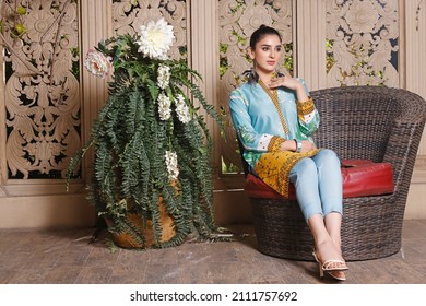 A Pakistani Model Is Wearing Traditional Dress Shalwar Kameez - Kurti