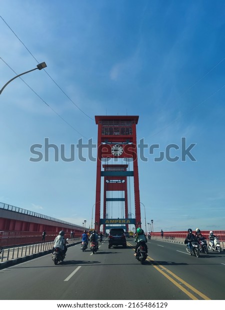 PALEMBANG, INDONESIA, June 8, 2022 : In the\
afternoon at the Ampera bridge and the busy traffic is full of\
vehicles. Ampera bridge, South\
Sumatra
