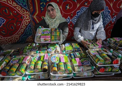 Palestinian volunteer women prepare "Suhoor" meals, a pre-dawn meal before the start of the next day's fast, to be donated to the poor during the holy month of Ramadan, in Gaza Strip, on April 1, 2022