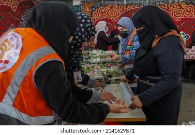 Palestinian volunteer women prepare "Suhoor" meals, a pre-dawn meal before the start of the next day's fast, to be donated to the poor during the holy month of Ramadan, in Gaza Strip, on April 1, 2022