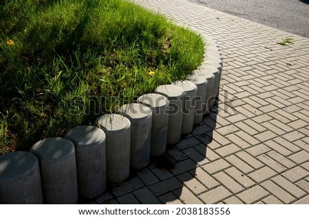 Palisade made of concrete of various shapes and profiles is widely used especially in garden architecture in solving smaller height differences, for edging raised flower beds, ornamental grassy areas.