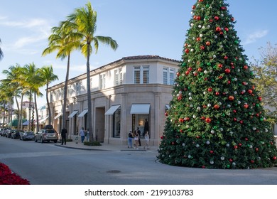 Palm Beach, Florida: December 20, 2021:  A Christmas Tree In Beautiful, Wealthy And Opulent Palm Beach Area Of Florida. Palm Beach Is The Home Of Many Famous And Wealthy Individuals In Florida.