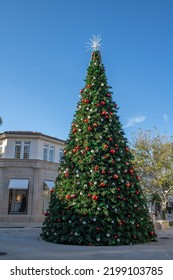 Palm Beach, Florida: December 20, 2021:  A Christmas Tree In Beautiful, Wealthy And Opulent Palm Beach Area Of Florida. Palm Beach Is The Home Of Many Famous And Wealthy Individuals In Florida.