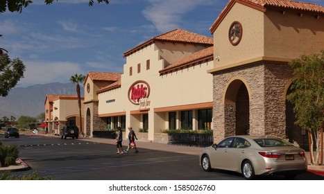 Palm Desert, CA / USA - November 14, 2019: Ralphs Grocery Store In A Shopping Center With Beautiful New Architecture.