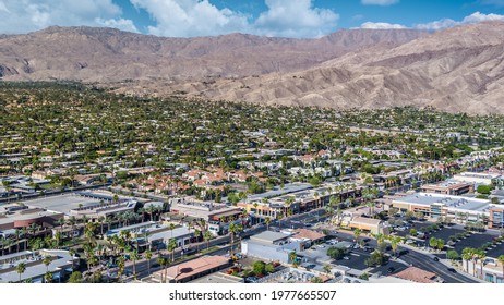 Palm Desert, CA, USA-May 21, 2021: El Paseo District In Palm Desert, CA