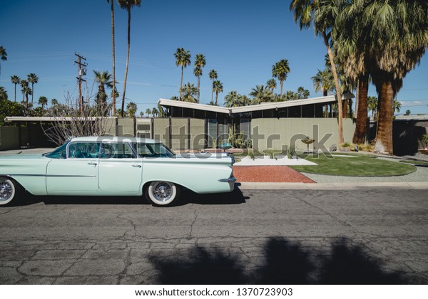 Palm Springs,\
CA / USA - March 2 2018: Classic cars and mid-century modern houses\
in Palm Springs,\
California