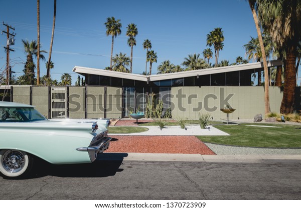 Palm Springs,\
CA / USA - March 2 2018: Classic cars and mid-century modern houses\
in Palm Springs,\
California