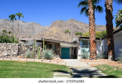 Palm Springs California 28 September 2017 Mid Century House With A Desert Mountain Backdrop 