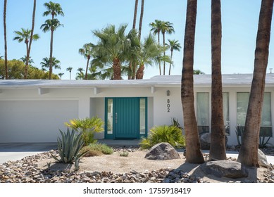 Palm Springs California 28 September 2017 White Palm Springs House With Aqua Blue Door