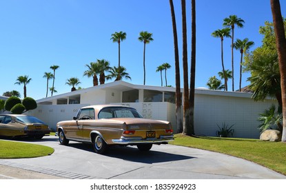 Palm Springs California USA 16 August 2017 Turn Of Century House With A Golden Vintage Car In The Drive Way