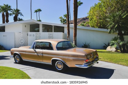 Palm Springs California USA 16 August 2017 Golden Vintage Car On A Palm Springs Drive Way