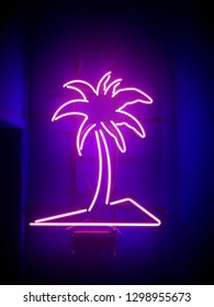 Palm Tree Neon Sign Lighting Signboard At The Entrance To The Club(bar).