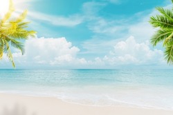 Palmen Am Tropischen Strand Mit Blauem Himmel Und Weißen Wolken Abstrakter Hintergrund. Kopienraum Des Sommerurlaubs- Und Geschäftsreisekonzepts. Vintage Ton Filter Effekt Farbe Stil.