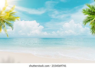 Palmeras en playa tropical con cielo azul y nubes blancas de fondo abstracto. Copiar el espacio de las vacaciones de verano y el concepto de viajes de negocios. Estilo de color del efecto de filtro de tono de vintage.