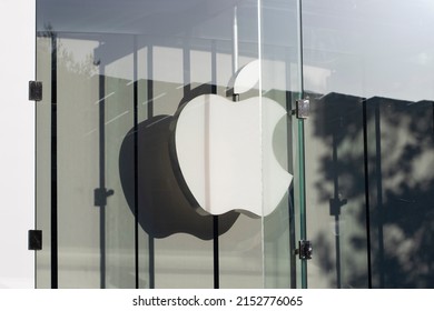 Palo Alto, CA, USA - Apr 26, 2022: Closeup Of The Apple Logo Seen At The Storefront Of An Apple Store In Palo Alto, California. Apple Inc. Is A Multinational Tech Company Headquartered In Cupertino.