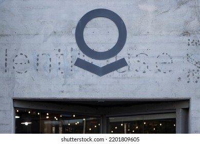 Palo Alto, CA, USA - Apr 30, 2022: Palantir Logo Is Seen At Its Corporate Campus In Palo Alto, California. Palantir Technologies Is An American Software Company That Specializes In Big Data Analytics.