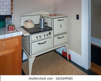 Palo Alto, California, USA - December 11, 2005: Stove And Oven In The House Where Bill Hewlett And David Packard Lived When First Starting HP. The Oscillator, The First Product, Was Baked In The Oven.