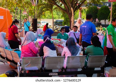 Palu, Indonesia October 13, 2018: Paramedical Staff And Volunteers Working At A Disaster Relief Camp In Palu. 