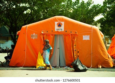 Palu, Indonesia October 13, 2018: Paramedical Staff And Volunteers Working At A Disaster Relief Camp In Palu. 