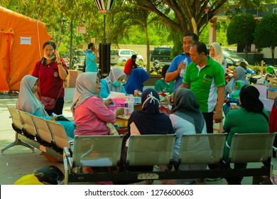 Palu, Indonesia October 13, 2018: Paramedical Staff And Volunteers Working At A Disaster Relief Camp In Palu. 