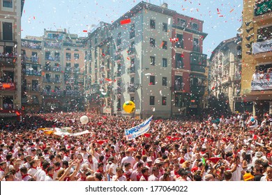 PAMPLONA, SPAIN - JULY 6: Begining Of San Fermin Feast In July 6, 2013 In Pamplona, Spain. Happy Crowd Of People N Ayuntamiento Square