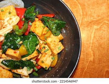 Pan Asian Dish With Tofu, Squid, Shrimp, Spinach, Green Onion, Sweet Bell Pepper And Spicy Sauce, Pan Asian Food, Pan Asian Cuisine, Tofu Seafood Salad, Wok, Asian Salad, Vietnamese Cuisine, Thai Dish