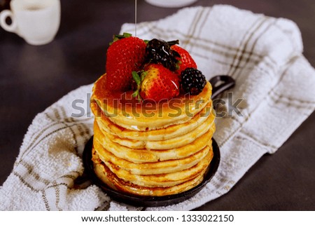 Similar – Foto Bild Pfannkuchen mit Johannisbeeren und Blaubeeren in gusseiserner Pfanne stehen auf dunklem Tisch