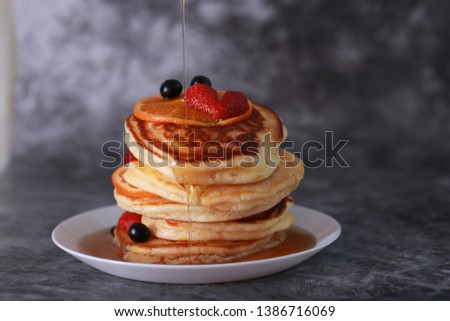 Similar – Foto Bild Süße Pfannkuchen mit Johannisbeeren, Blaubeeren und leckerem Ahornsirup in gusseiserner schwarzer Pfanne