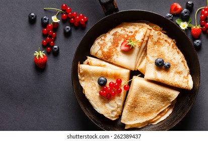 pancakes with berries 库存照片