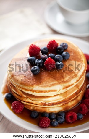 Similar – Foto Bild Süße Pfannkuchen mit Johannisbeeren, Blaubeeren und leckerem Ahornsirup in gusseiserner schwarzer Pfanne