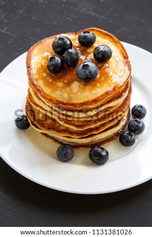 Similar – Foto Bild Süße Pfannkuchen mit Johannisbeeren, Blaubeeren und leckerem Ahornsirup in gusseiserner schwarzer Pfanne