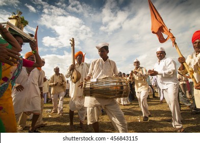 varkari images stock photos vectors shutterstock https www shutterstock com image photo pandharpur maharashtra india 19 july 2011 456843115