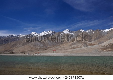 Pangong Tso Lake is a lake in the Himalayas. Located between India and the Tibet Autonomous Region, more than 60% is Tibet. Located 4,350 meters above mean sea level, it is 134 kilometers long.