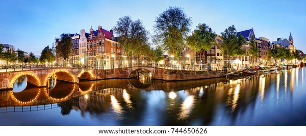 Abends Panorama aus Amsterdam in den Niederlanden