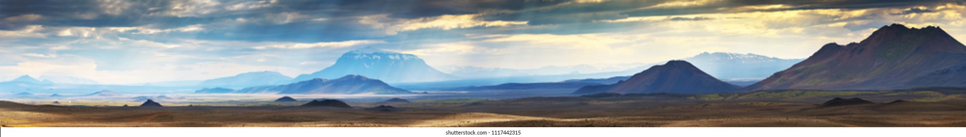 Панорама Красивый пейзаж горы Modrudalur с горой Herdubreid в Исландии, летнее время